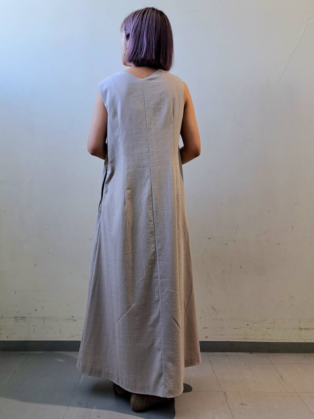 グリーン系のカーディガン/ボレロ、ベージュ系のパンプス、グレー系のワンピースを着用したレディースの夏コーディネートの4枚目の写真