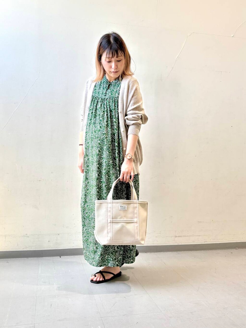 ベージュ系のカーディガン/ボレロ、グリーン系のワンピース、ブラック系のサンダルを着用したレディースの夏コーディネートの4枚目の写真
