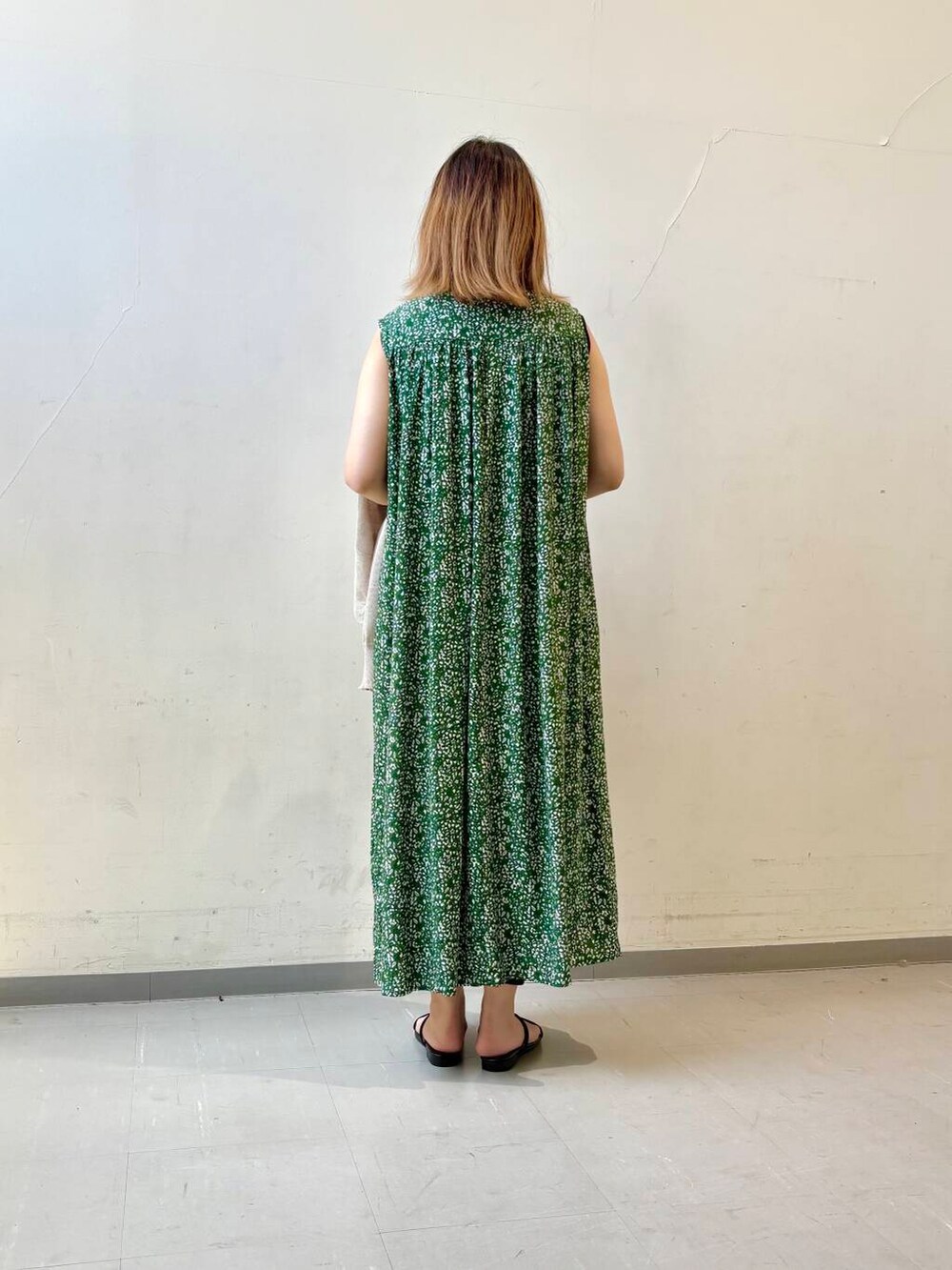 ベージュ系のカーディガン/ボレロ、グリーン系のワンピース、ブラック系のサンダルを着用したレディースの夏コーディネートの7枚目の写真