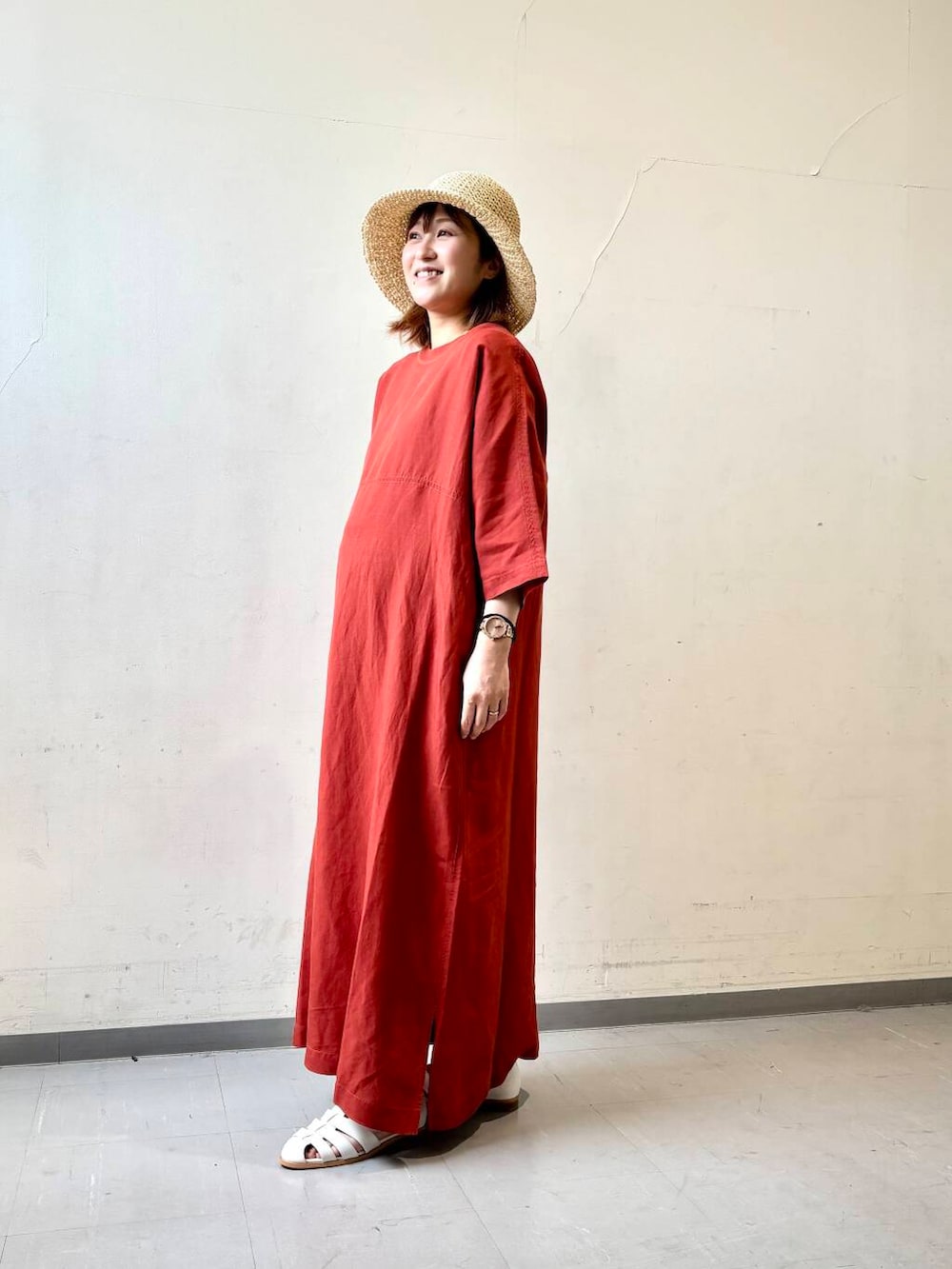 「ワンピース、ママコーデ、サンダル、FORK&SPOON、リネン、夏コーデ、doors、低身長コーデ、グルカサンダル、妊婦コーデ」｜「URBAN RESEARCH DOORSのペーパーキリカエバケハ（ハット、ベージュ系）」を使った、oda8118さん（レディース・152cm）の夏コーディネートの2枚目の写真