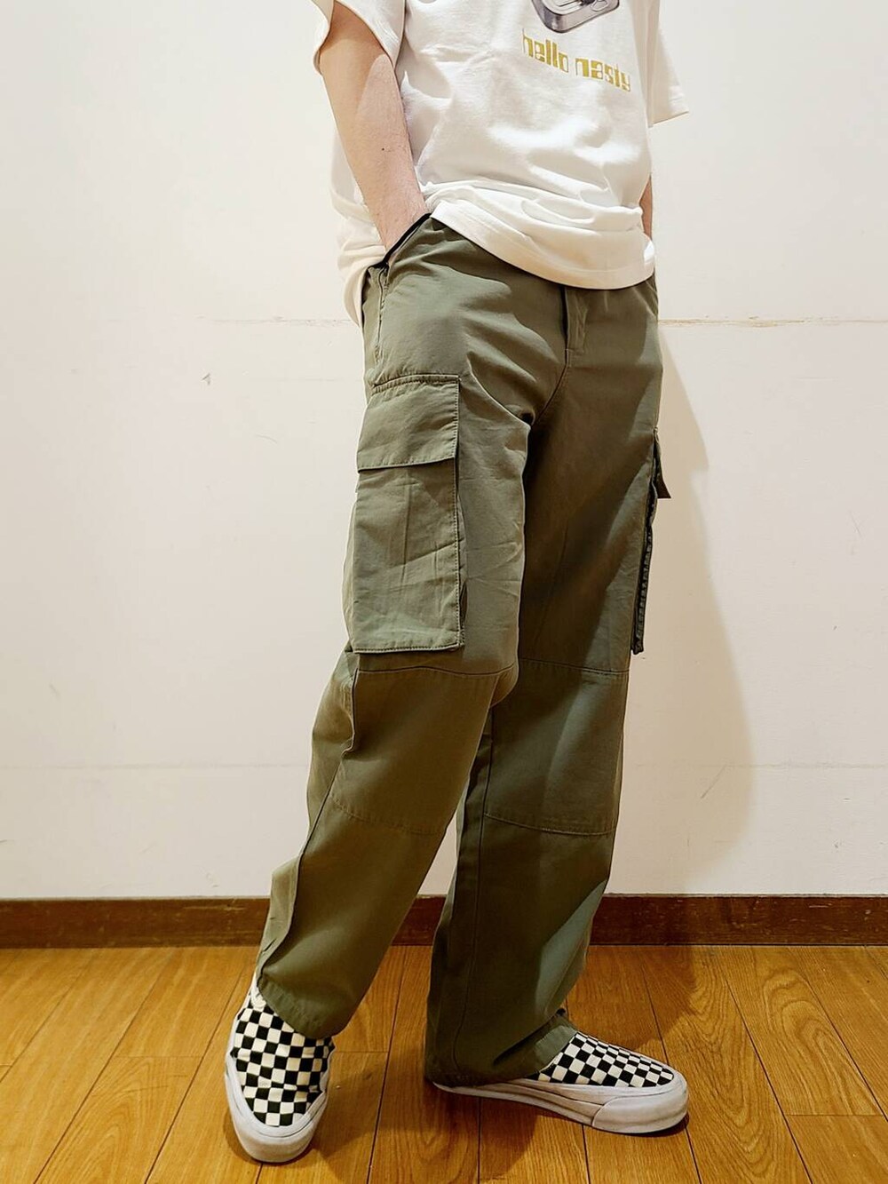 グリーン系のその他パンツ、ホワイト系のTシャツ/カットソー、イエロー系のメガネを着用したメンズの夏コーディネートの5枚目の写真