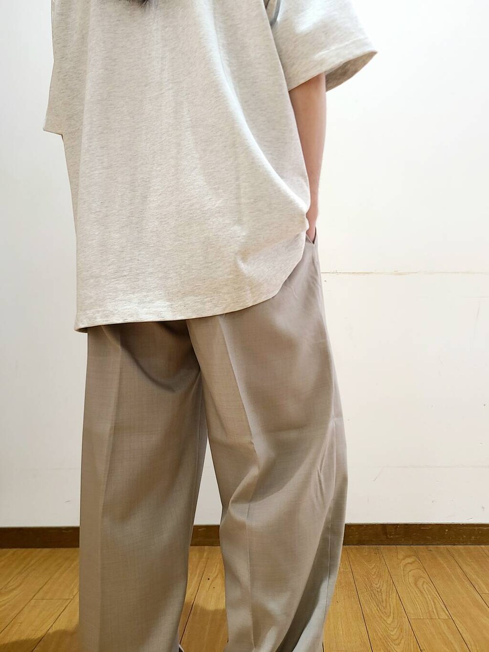 グレー系のTシャツ/カットソー、グレー系のその他パンツを着用したメンズの夏コーディネートの9枚目の写真