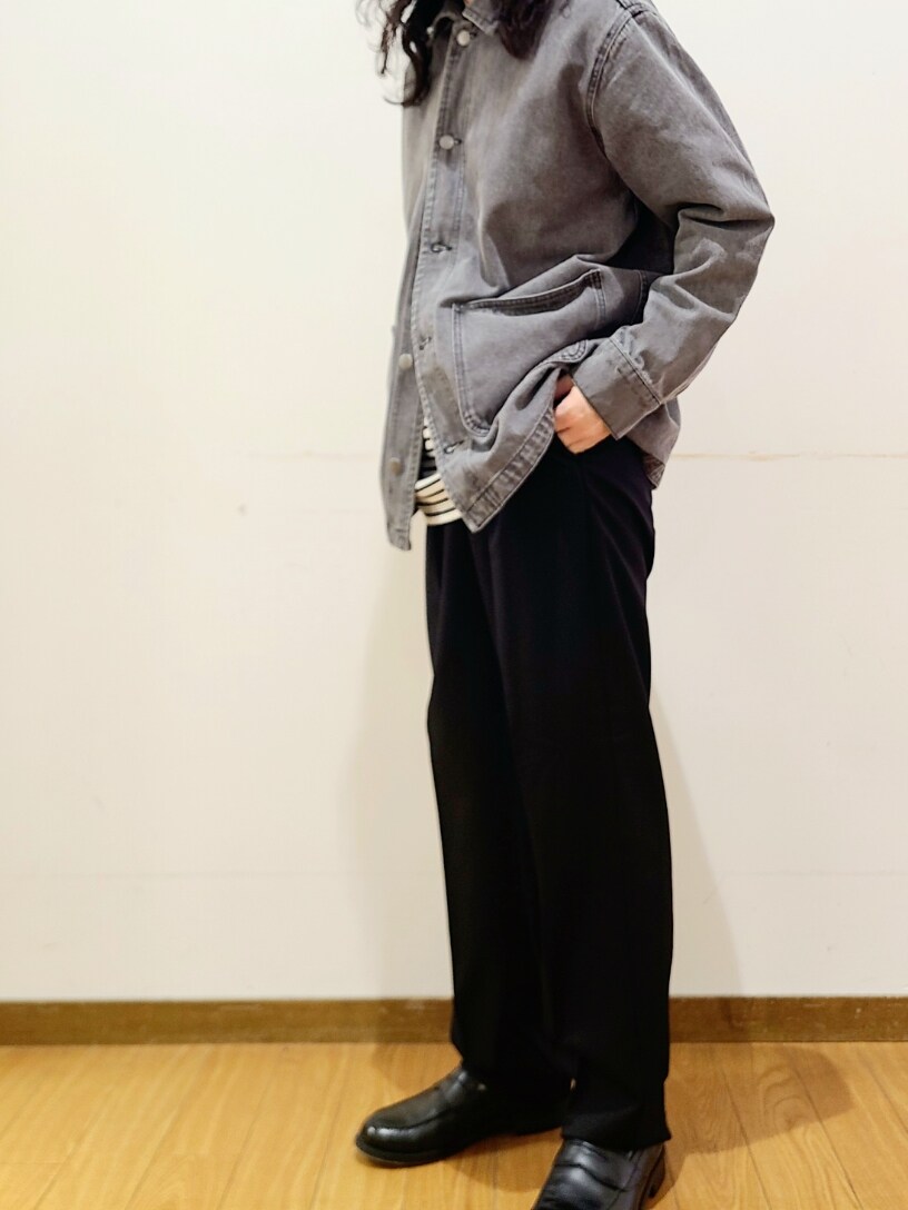 ブラック系のデニムジャケット、ブラック系のその他パンツを着用したメンズの秋コーディネートの4枚目の写真