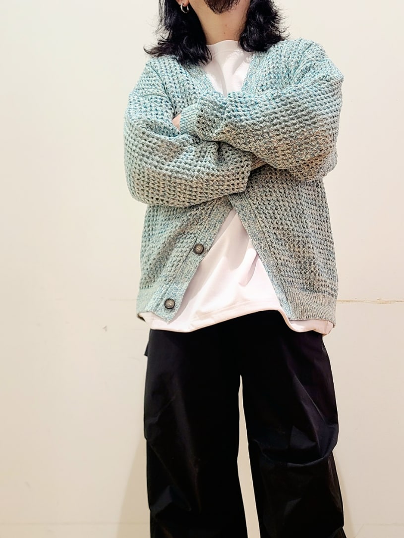 ホワイト系のTシャツ/カットソー、ブラック系のその他パンツを着用したメンズの冬コーディネートの9枚目の写真