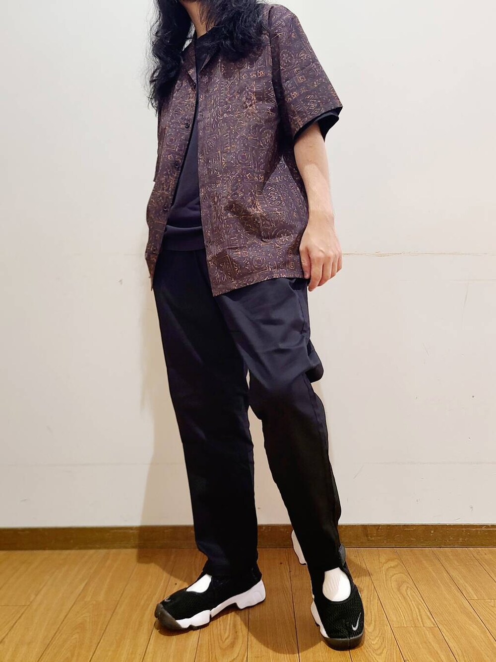 ブラック系のその他パンツ、ブラック系のTシャツ/カットソー、ブラウン系のシャツ/ブラウスを着用したメンズの夏コーディネートの7枚目の写真