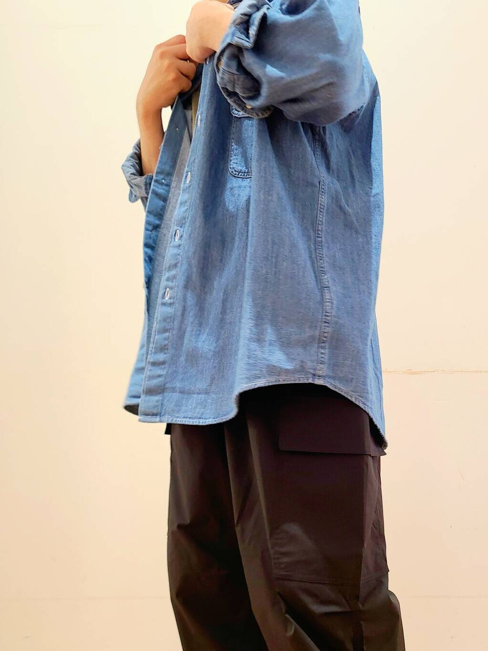ブラック系のその他パンツ、グリーン系のTシャツ/カットソー、ブルー系のシャツ/ブラウスを着用したメンズの秋コーディネートの6枚目の写真