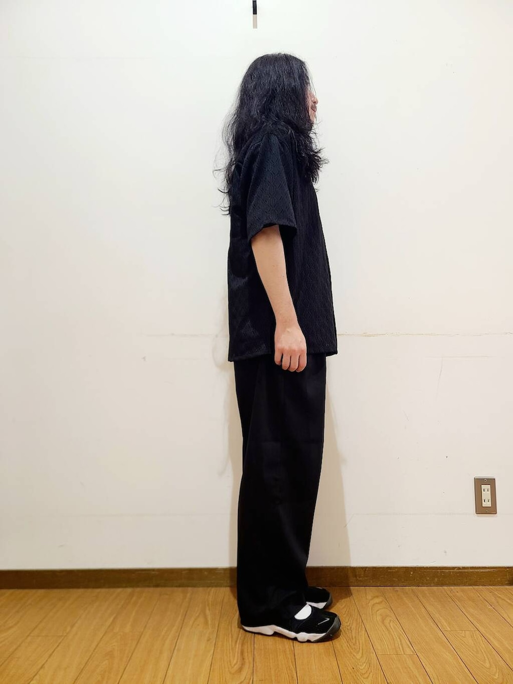 ブラック系のTシャツ/カットソー、ブラック系のその他パンツ、ブラック系のシャツ/ブラウスを着用したメンズの夏コーディネートの2枚目の写真