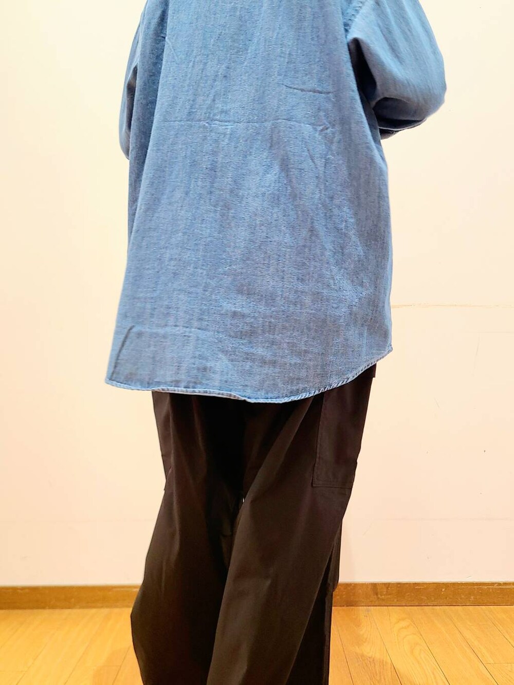 ブラック系のその他パンツ、グリーン系のTシャツ/カットソー、ブルー系のシャツ/ブラウスを着用したメンズの秋コーディネートの7枚目の写真