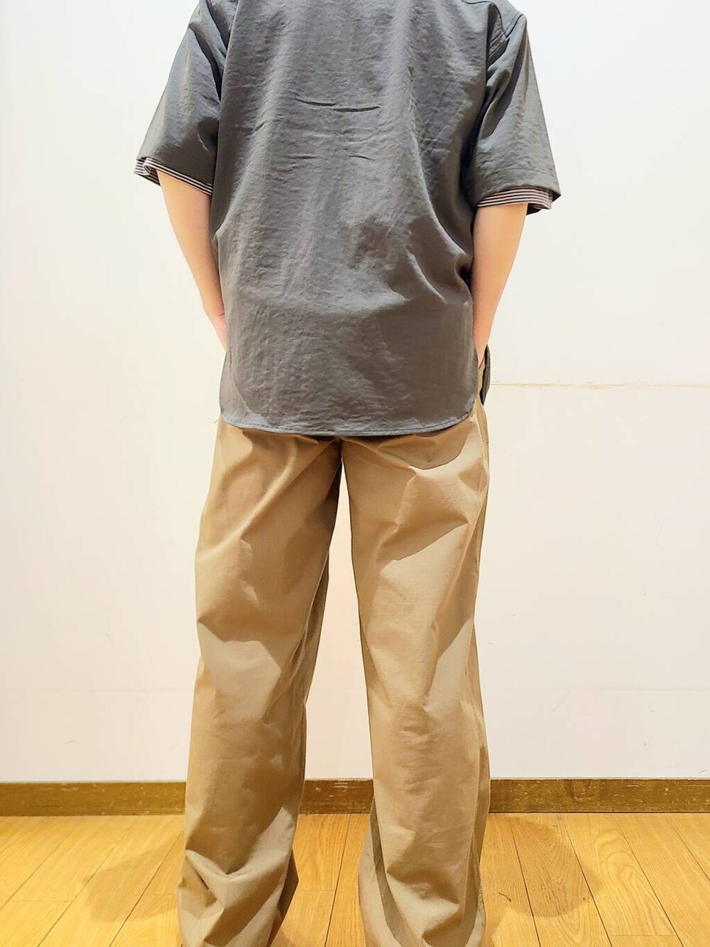 グリーン系のチノパンツ、その他のTシャツ/カットソー、グレー系のシャツ/ブラウスを着用したメンズの夏コーディネートの7枚目の写真