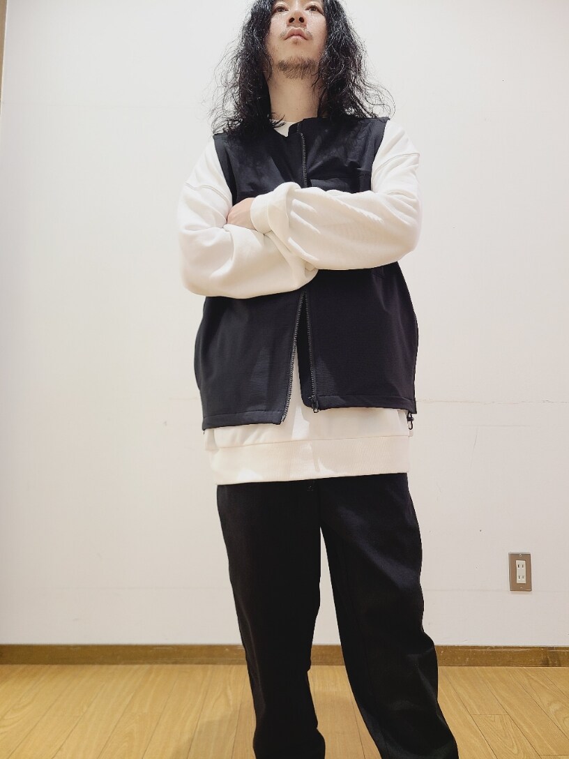 ホワイト系のスウェット、ブラック系のその他パンツを着用したメンズの秋コーディネートの10枚目の写真