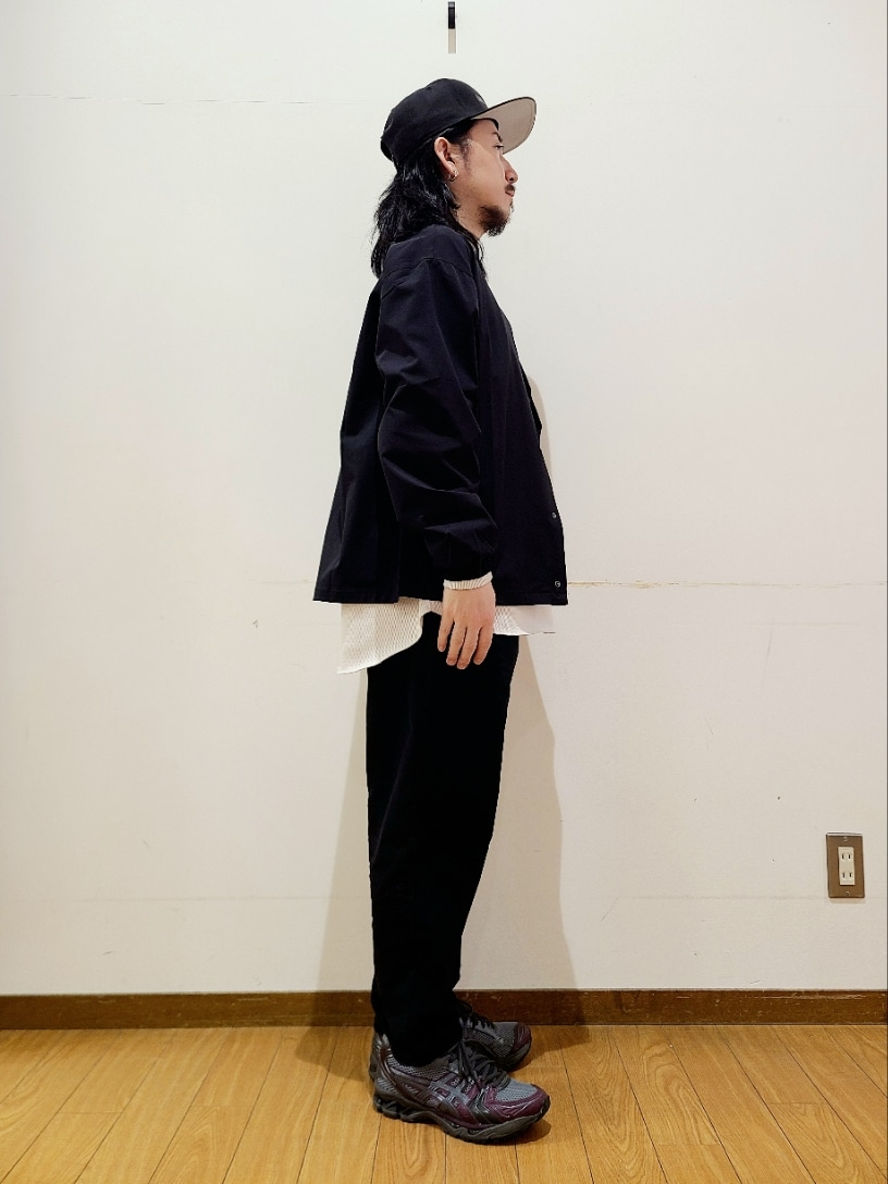 ブラック系のその他アウター、ブラック系のその他パンツ、ブラック系のキャップを着用したメンズの冬コーディネートの2枚目の写真