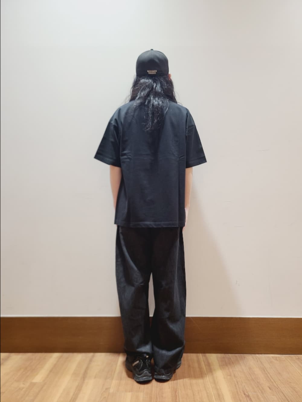 その他のTシャツ/カットソー、ブラック系のデニムパンツを着用したメンズの夏コーディネートの3枚目の写真