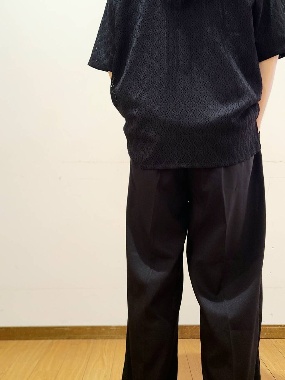 ブラック系のTシャツ/カットソー、ブラック系のその他パンツ、ブラック系のシャツ/ブラウスを着用したメンズの夏コーディネートの8枚目の写真