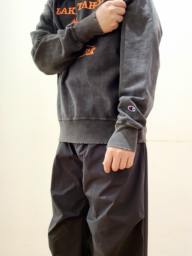 グレー系のカーゴパンツ、ブラック系のスウェットを着用したメンズの冬コーディネートの5枚目の写真