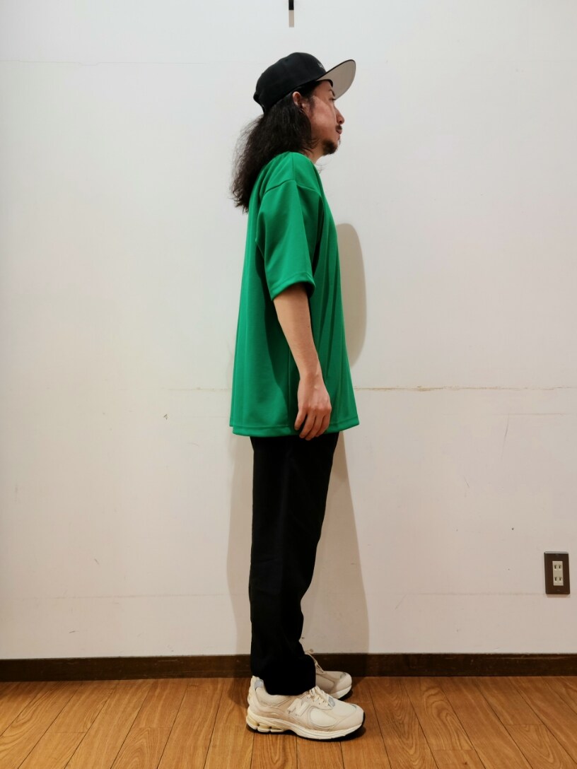 グリーン系のTシャツ/カットソー、ブラック系のその他パンツ、ブラック系のキャップを着用したメンズの春コーディネートの2枚目の写真