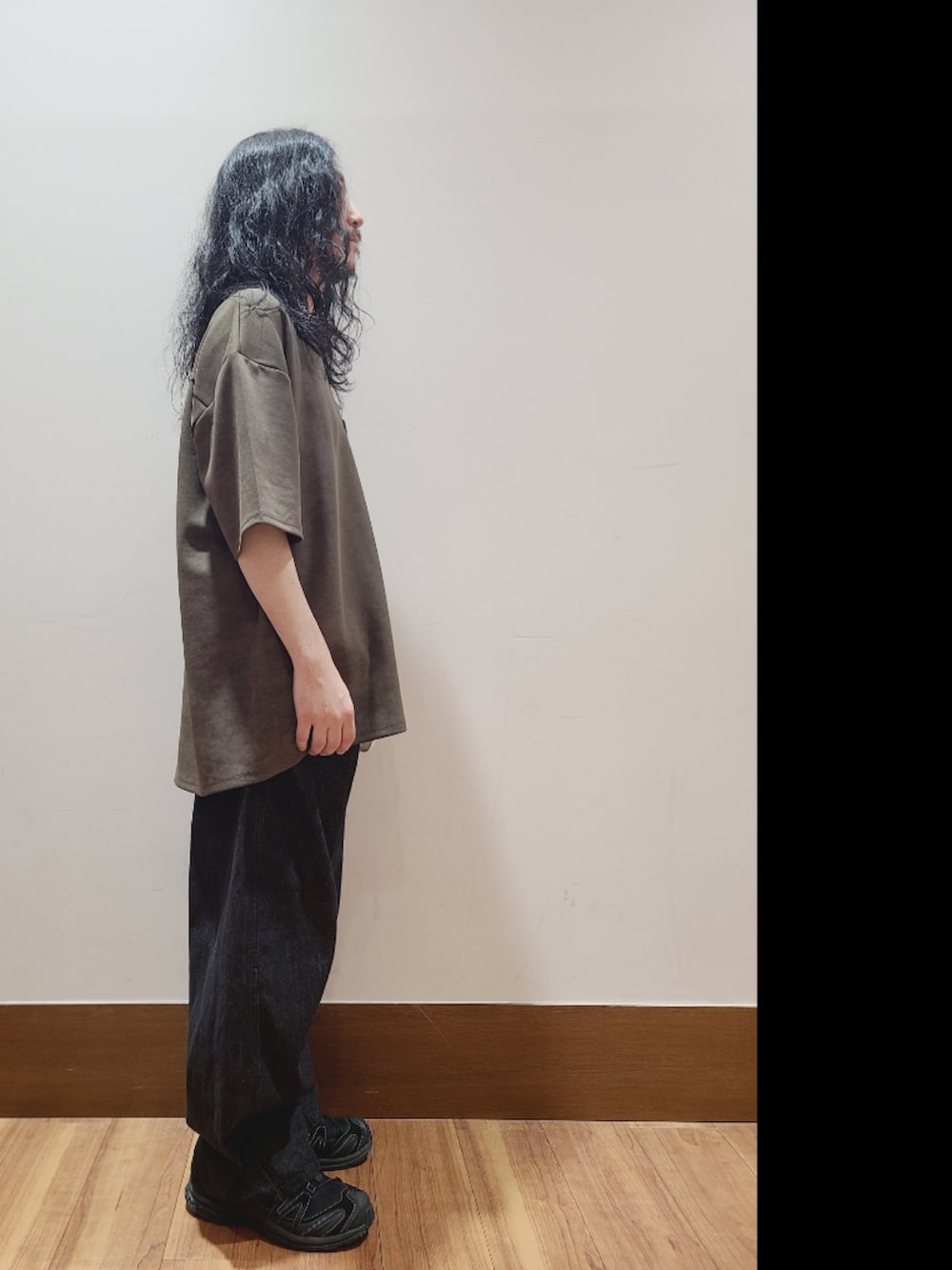 グリーン系のTシャツ/カットソー、ブラック系のデニムパンツを着用したメンズの夏コーディネートの2枚目の写真