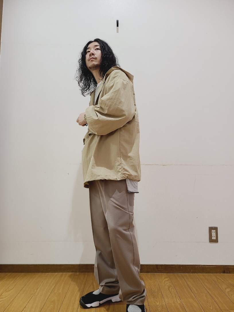 ベージュ系のナイロンジャケット、ホワイト系のTシャツ/カットソー、ベージュ系のその他パンツを着用したメンズの秋コーディネートの5枚目の写真