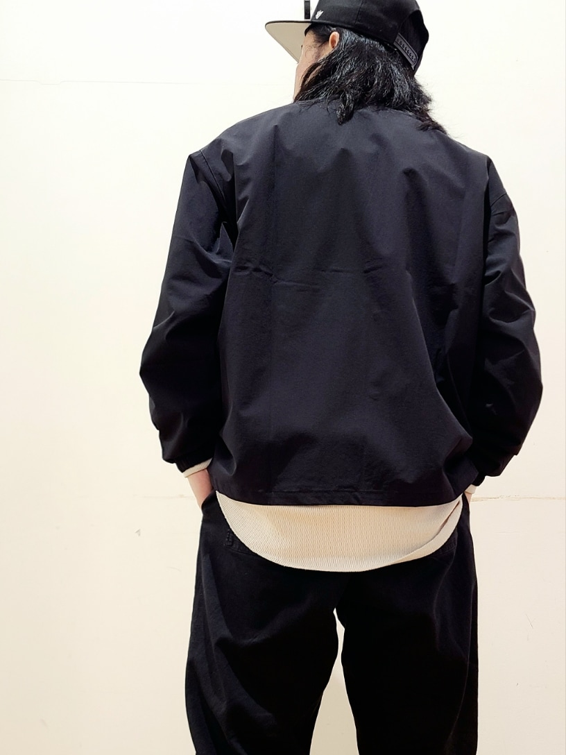 ブラック系のその他アウター、ブラック系のその他パンツ、ブラック系のキャップを着用したメンズの冬コーディネートの7枚目の写真