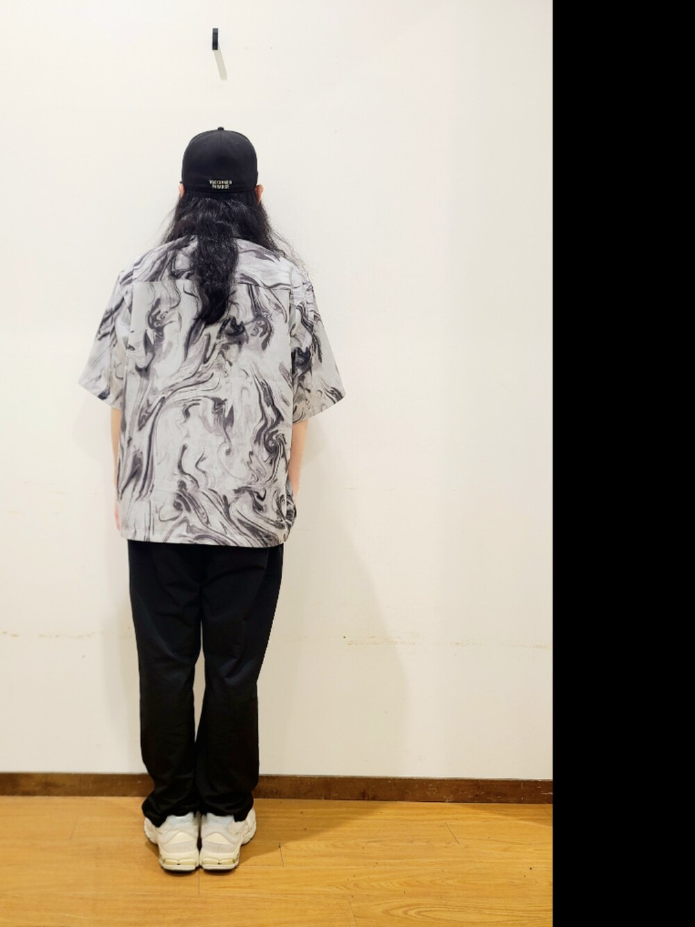ブラック系のTシャツ/カットソー、ホワイト系のシャツ/ブラウス、ブラック系のその他パンツを着用したメンズの夏コーディネートの3枚目の写真