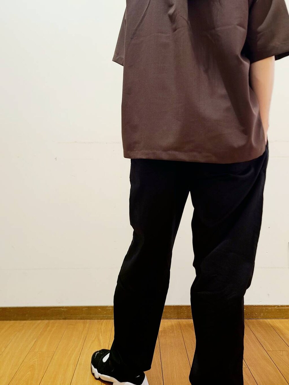 ブラック系のその他パンツ、ブラウン系のシャツ/ブラウスを着用したメンズの夏コーディネートの7枚目の写真