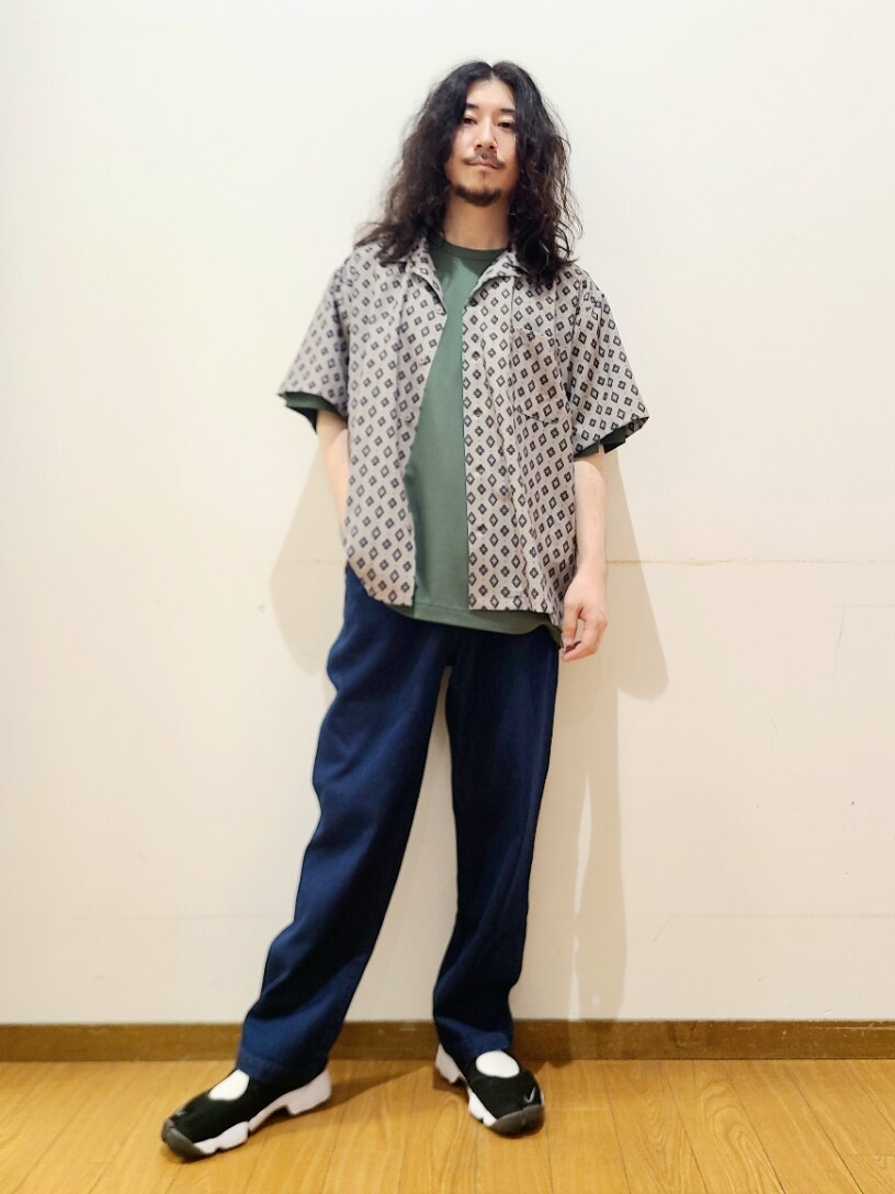 グレー系のシャツ/ブラウス、ブルー系のデニムパンツ、グリーン系のTシャツ/カットソーを着用したメンズの夏コーディネートの5枚目の写真