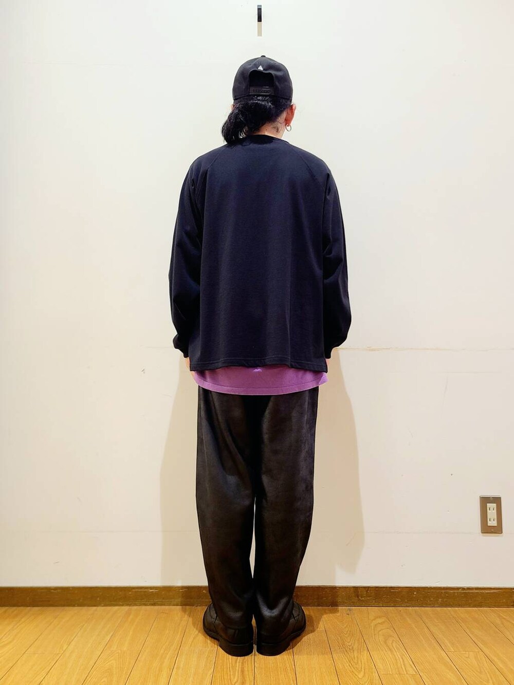ブラック系のその他パンツ、ブラック系のTシャツ/カットソーを着用したメンズの秋コーディネートの3枚目の写真