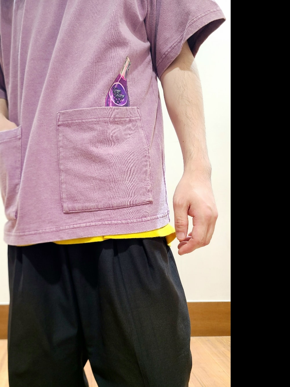 パープル系のTシャツ/カットソーを着用したメンズの夏コーディネートの6枚目の写真