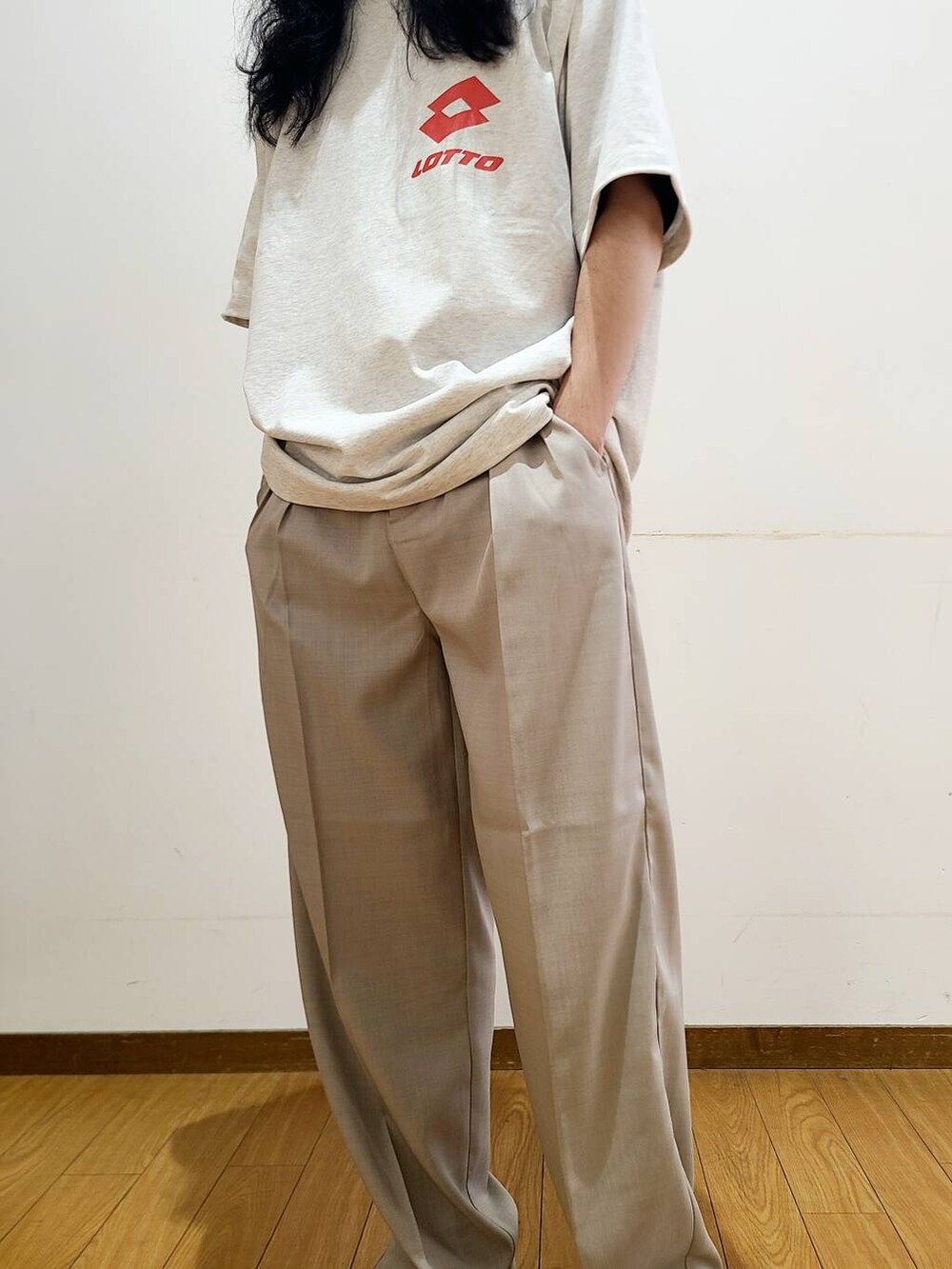 グレー系のTシャツ/カットソー、グレー系のその他パンツを着用したメンズの夏コーディネートの5枚目の写真