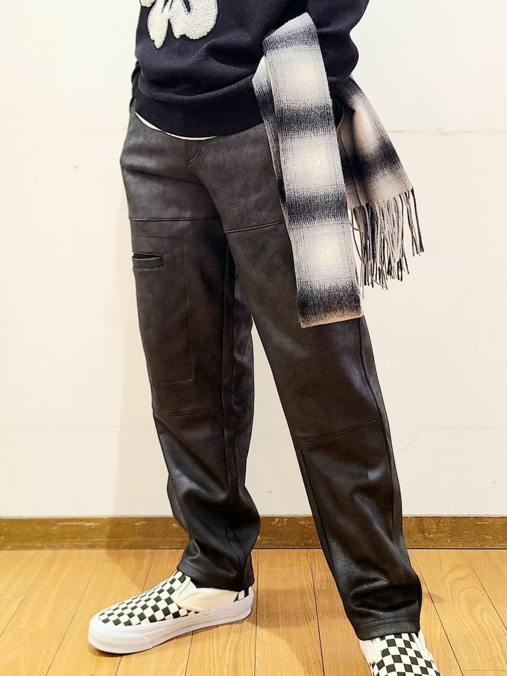 ブラック系のその他パンツ、ブラック系のスニーカー、ブラック系のニット/セーターを着用したメンズの冬コーディネートの6枚目の写真