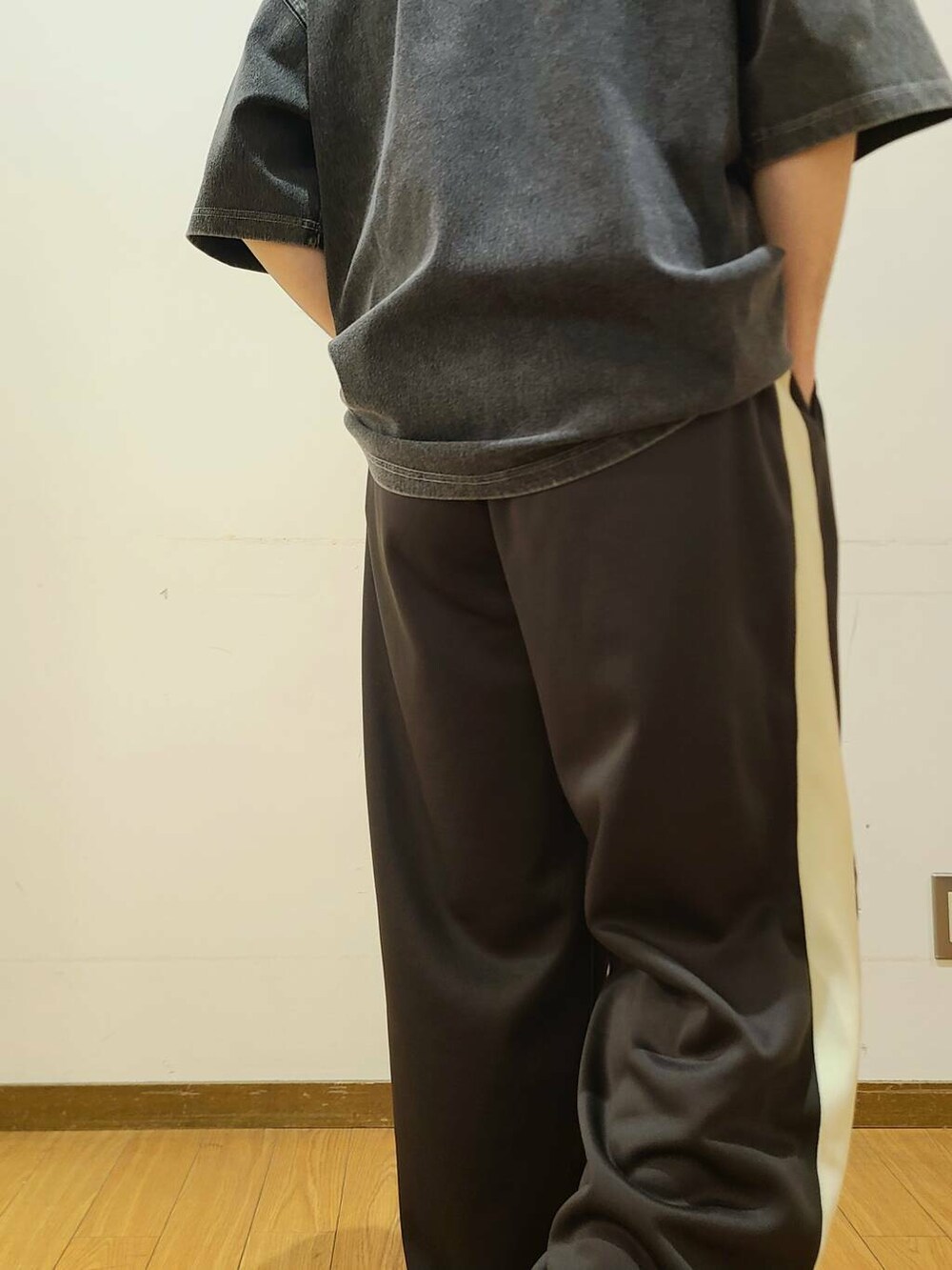 ブラウン系のその他パンツ、ブラック系のTシャツ/カットソー、グリーン系のメガネを着用したメンズの春コーディネートの9枚目の写真