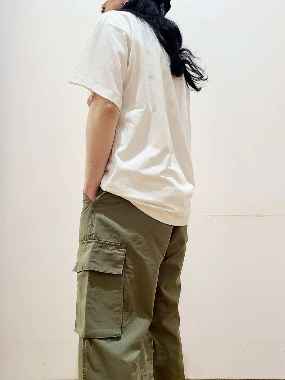 グリーン系のその他パンツ、ホワイト系のTシャツ/カットソー、イエロー系のメガネを着用したメンズの夏コーディネートの6枚目の写真