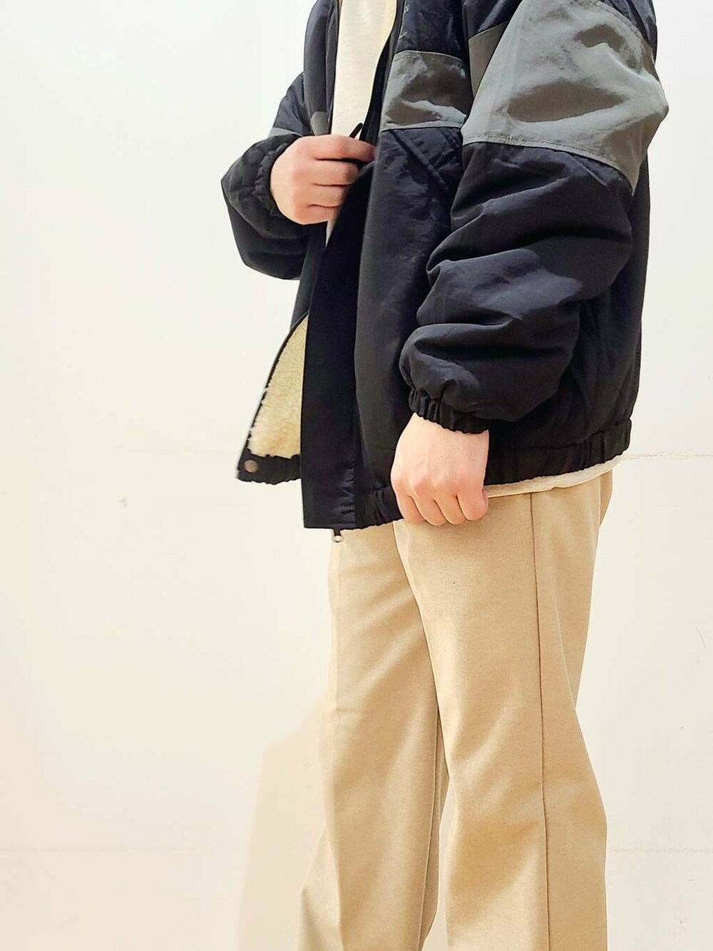 ベージュ系のその他パンツ、ブラック系のナイロンジャケット、ベージュ系のスウェットを着用したメンズの冬コーディネートの4枚目の写真