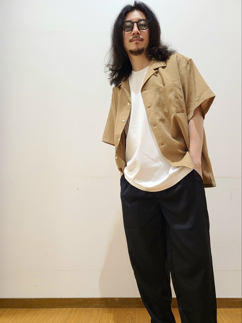 ベージュ系のシャツ/ブラウス、ホワイト系のTシャツ/カットソー、ブラック系のその他パンツを着用したメンズの春コーディネートの6枚目の写真