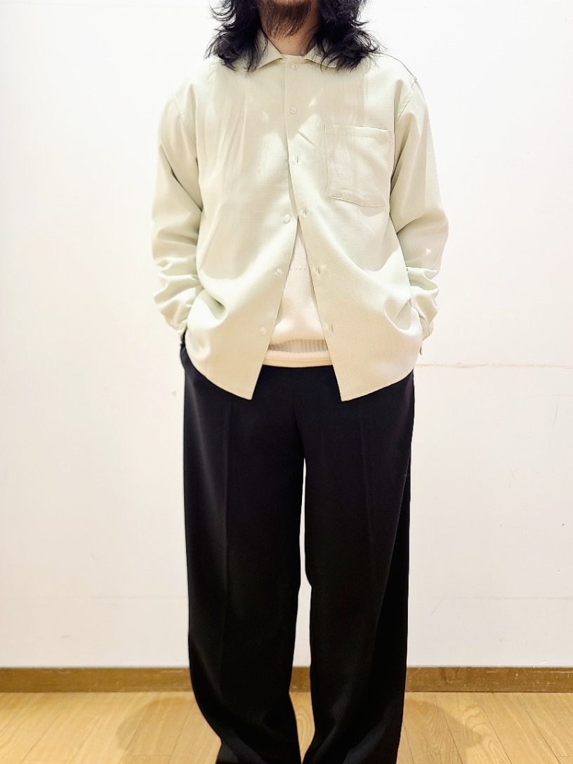 グリーン系のシャツ/ブラウス、ホワイト系のTシャツ/カットソー、ブラック系のその他パンツを着用したメンズの春コーディネートの7枚目の写真