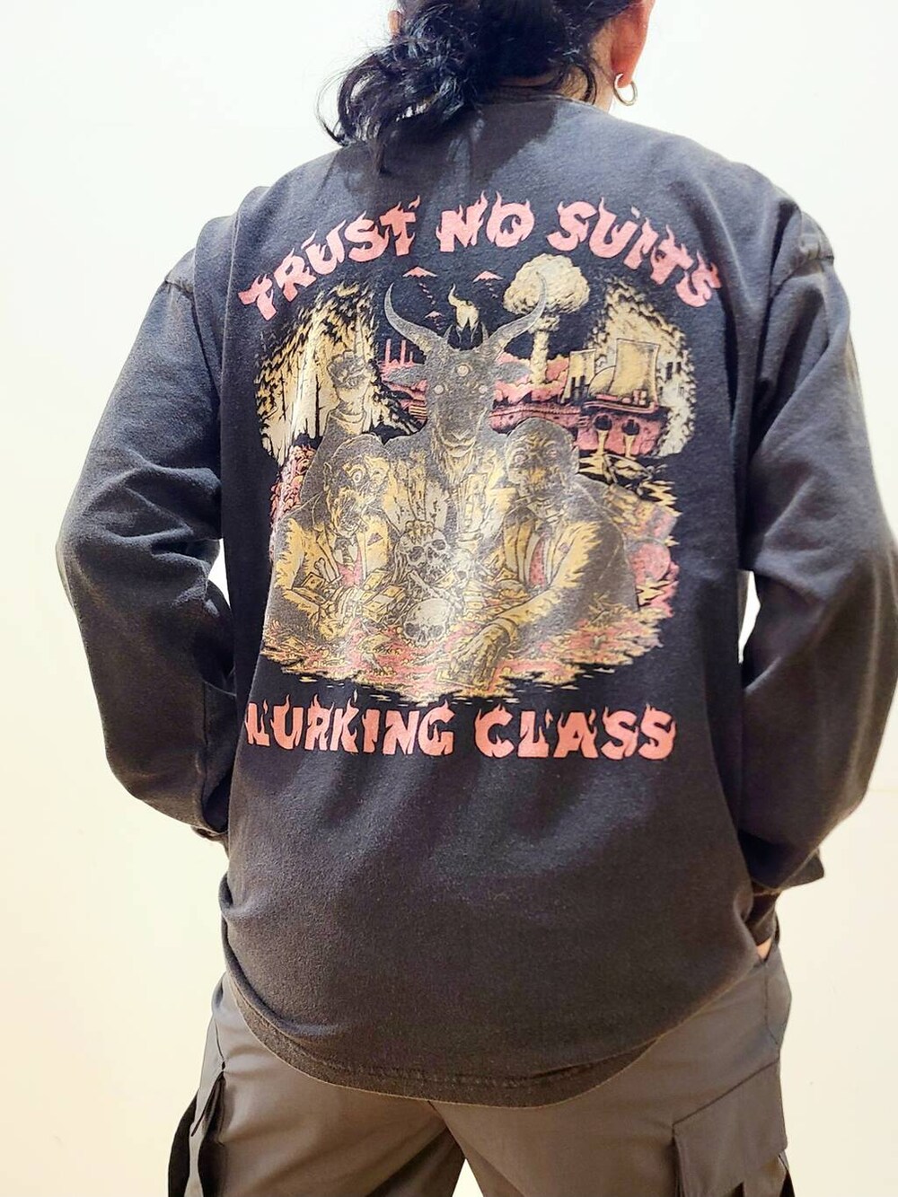 グレー系のカーゴパンツ、ブラック系のTシャツ/カットソーを着用したメンズの秋コーディネートの5枚目の写真