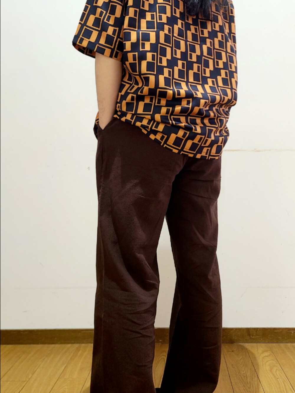 ブルー系のシャツ/ブラウス、ブラウン系のその他パンツを着用したメンズの夏コーディネートの5枚目の写真