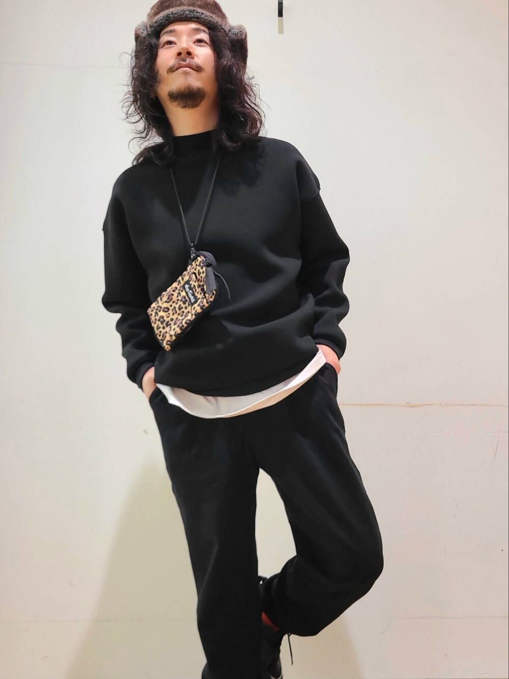 ブラック系のスウェット、ブラック系のその他パンツ、その他のショルダーバッグを着用したメンズの秋コーディネートの4枚目の写真