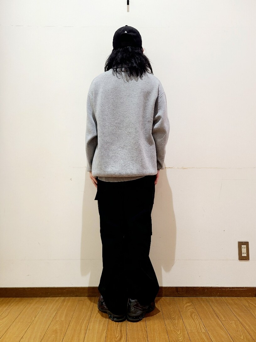 ブラック系のカーゴパンツを着用したメンズの冬コーディネートの3枚目の写真