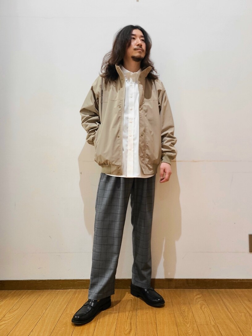 「低身長、低身長コーデ、ITEMS URBANRESEARCH、アイテムズアーバンリサーチ、ワイドパンツ、白シャツ、チェックパンツ、ウィンドウペン、スタンドカラー、ブルゾン、スラックス、トラッド、おでかけコーデ」｜「ITEMS URBANRESEARCHのスタンドカラー ZIP UP ブルゾン（ブルゾン、グレー系）」を使った、アライタカノリさん（メンズ・164cm）の春コーディネートの4枚目の写真