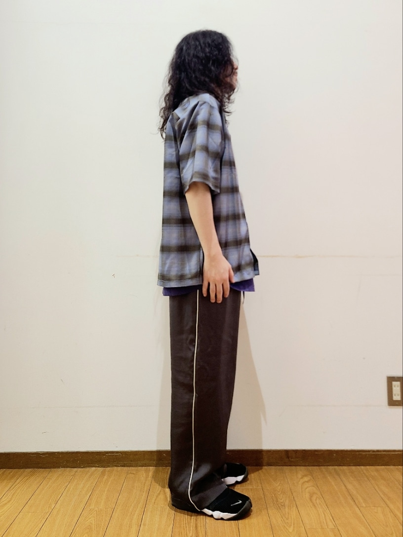 ブルー系のTシャツ/カットソー、ブルー系のシャツ/ブラウス、ブラック系のスニーカーを着用したメンズの夏コーディネートの2枚目の写真