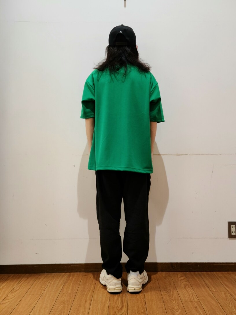 グリーン系のTシャツ/カットソー、ブラック系のその他パンツ、ブラック系のキャップを着用したメンズの春コーディネートの3枚目の写真