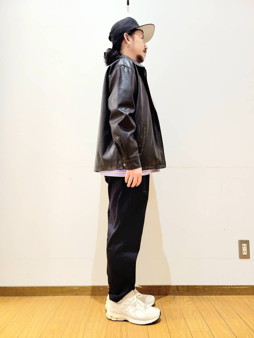 ブラック系のその他パンツ、ブラック系のその他アウター、ホワイト系のTシャツ/カットソーを着用したメンズの秋コーディネートの2枚目の写真