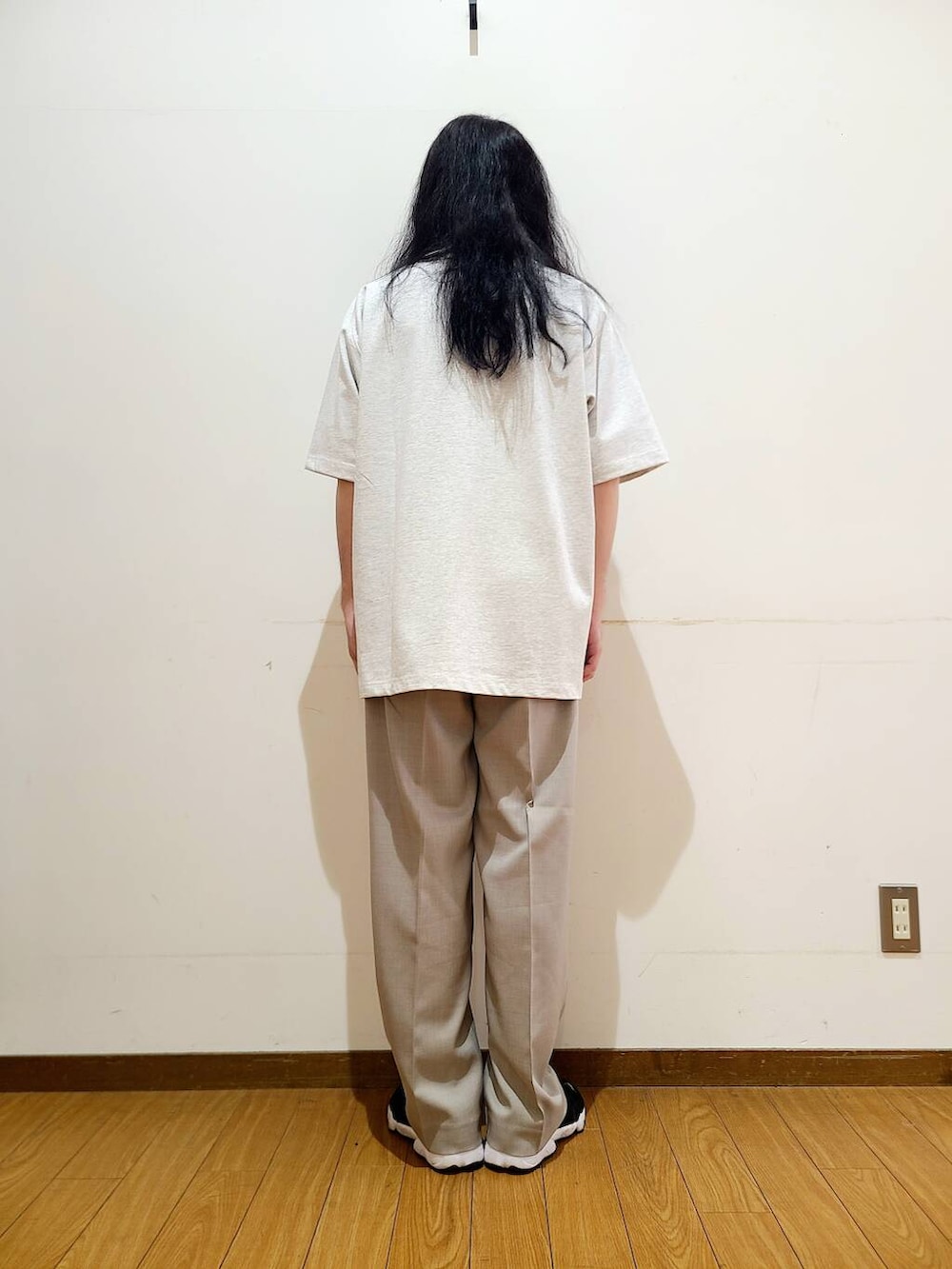 グレー系のTシャツ/カットソー、グレー系のその他パンツを着用したメンズの夏コーディネートの3枚目の写真