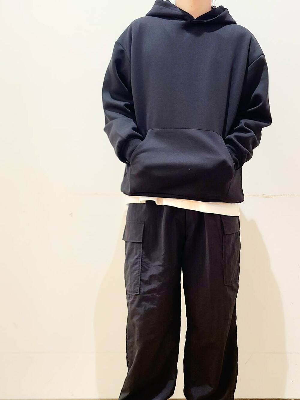 ブラック系のその他パンツ、ホワイト系のTシャツ/カットソー、ブラック系のパーカーを着用したメンズの秋コーディネートの5枚目の写真