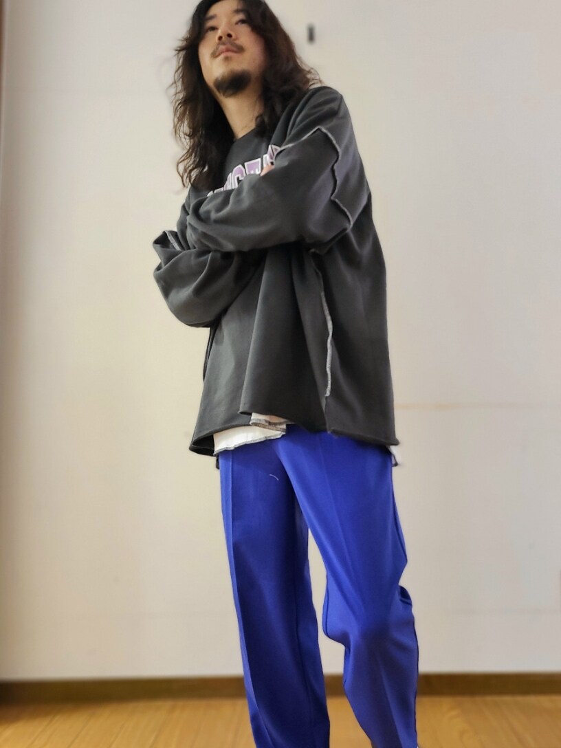 グレー系のTシャツ/カットソー、ホワイト系のTシャツ/カットソー、ブルー系のその他パンツを着用したメンズの春コーディネートの6枚目の写真