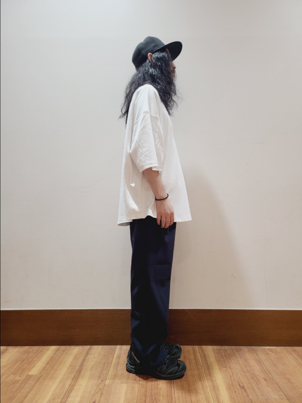 ホワイト系のTシャツ/カットソー、ブルー系のその他パンツを着用したメンズの夏コーディネートの2枚目の写真