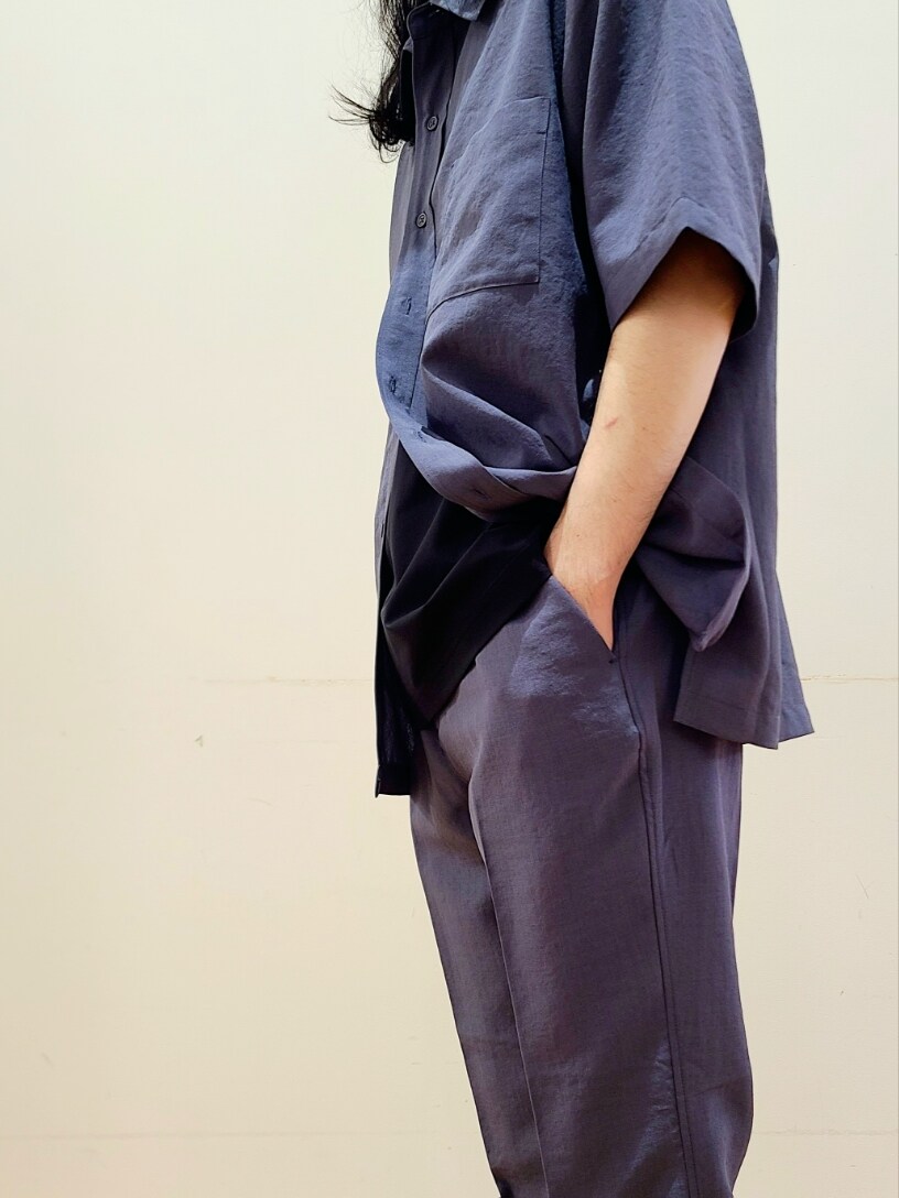 ブラック系のTシャツ/カットソー、ブルー系のシャツ/ブラウス、ブルー系のその他パンツを着用したメンズの春コーディネートの7枚目の写真