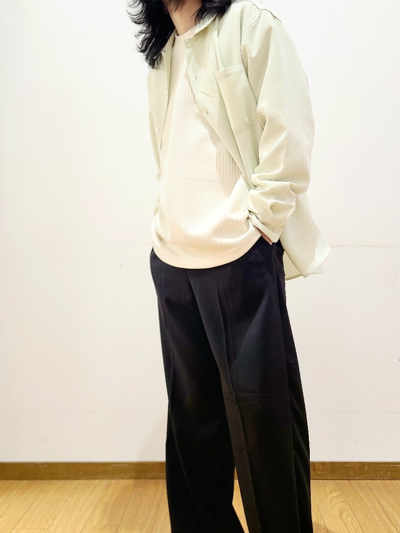 グリーン系のシャツ/ブラウス、ホワイト系のTシャツ/カットソー、ブラック系のその他パンツを着用したメンズの春コーディネートの10枚目の写真