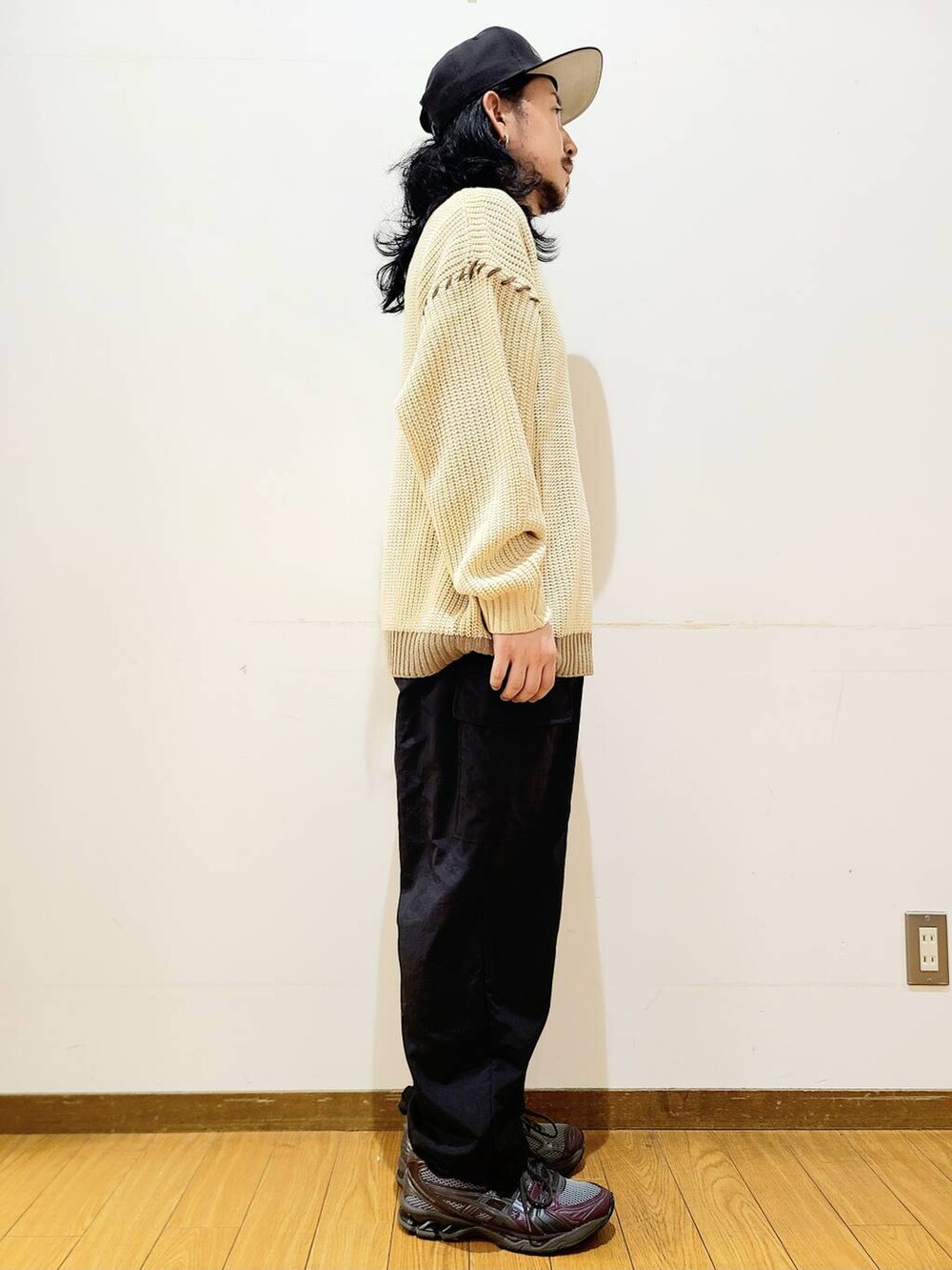 ブラック系のその他パンツ、ホワイト系のニット/セーターを着用したメンズの秋コーディネートの2枚目の写真