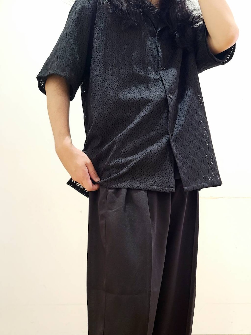 ブラック系のTシャツ/カットソー、ブラック系のその他パンツ、ブラック系のシャツ/ブラウスを着用したメンズの夏コーディネートの6枚目の写真